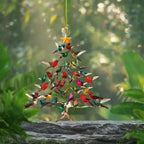 Ornement de Noël en forme de sapin composé de colibris colorés, suspendu dans un jardin verdoyant. Décoration festive unique et naturelle.