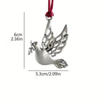 Pendentif colombe en métal argenté avec branche d'olivier, dimensions 6 cm x 5,3 cm, suspendu à un cordon rouge. Accessoire symbolique de paix.