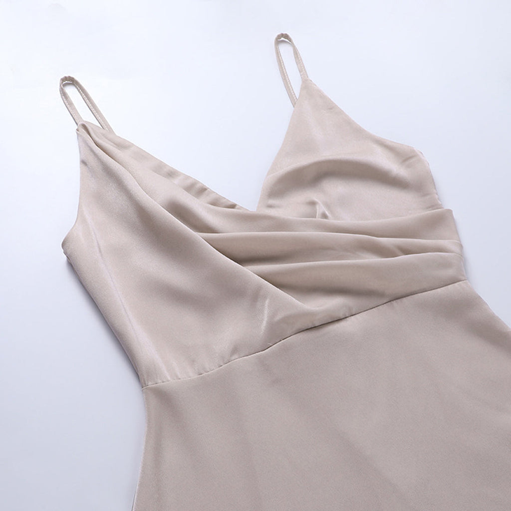 Robe en satin beige à fines bretelles, col drapé élégant, style chic et moderne, idéale pour soirées et événements spéciaux.