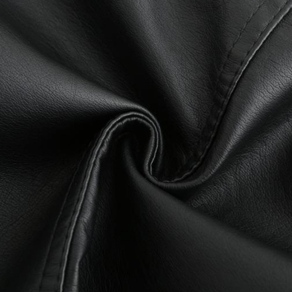 Texture de cuir noir, gros plan. Surface lisse et élégante, idéale pour vêtements, sacs ou meubles. Matériau durable et tendance.