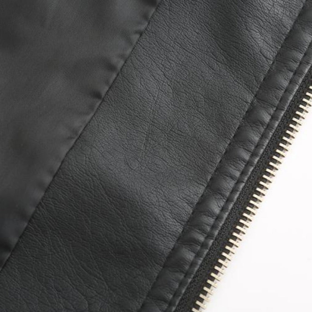 Gros plan d'une fermeture éclair sur une veste en cuir noir, texture lisse et élégante, mode tendance, vêtement en cuir, détail de couture.