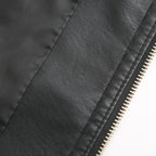 Gros plan d'une fermeture éclair sur une veste en cuir noir, texture lisse et élégante, mode tendance, vêtement en cuir, détail de couture.