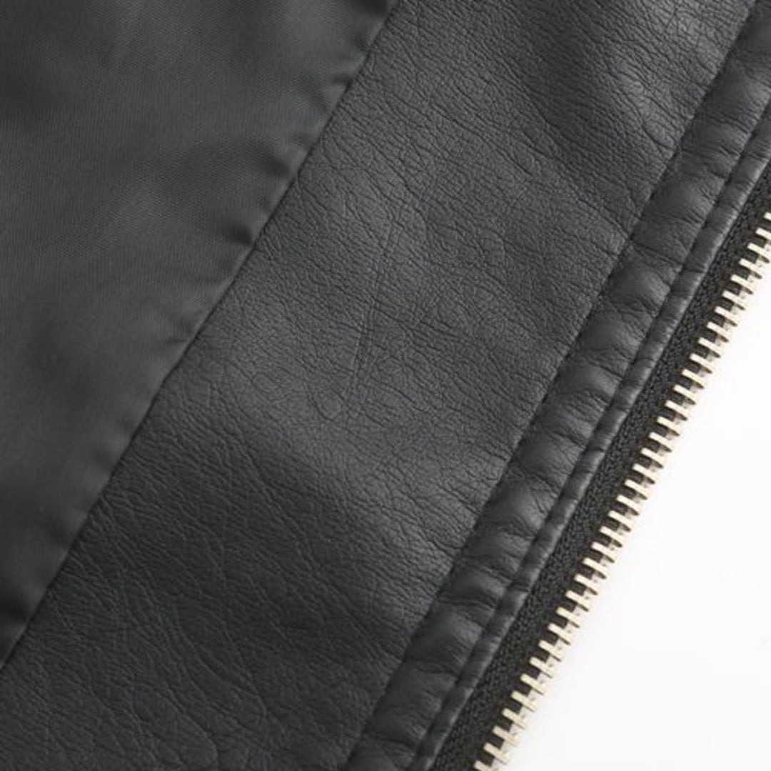 Gros plan d'une fermeture éclair sur une veste en cuir noir, texture lisse et élégante, mode tendance, vêtement en cuir, détail de couture.