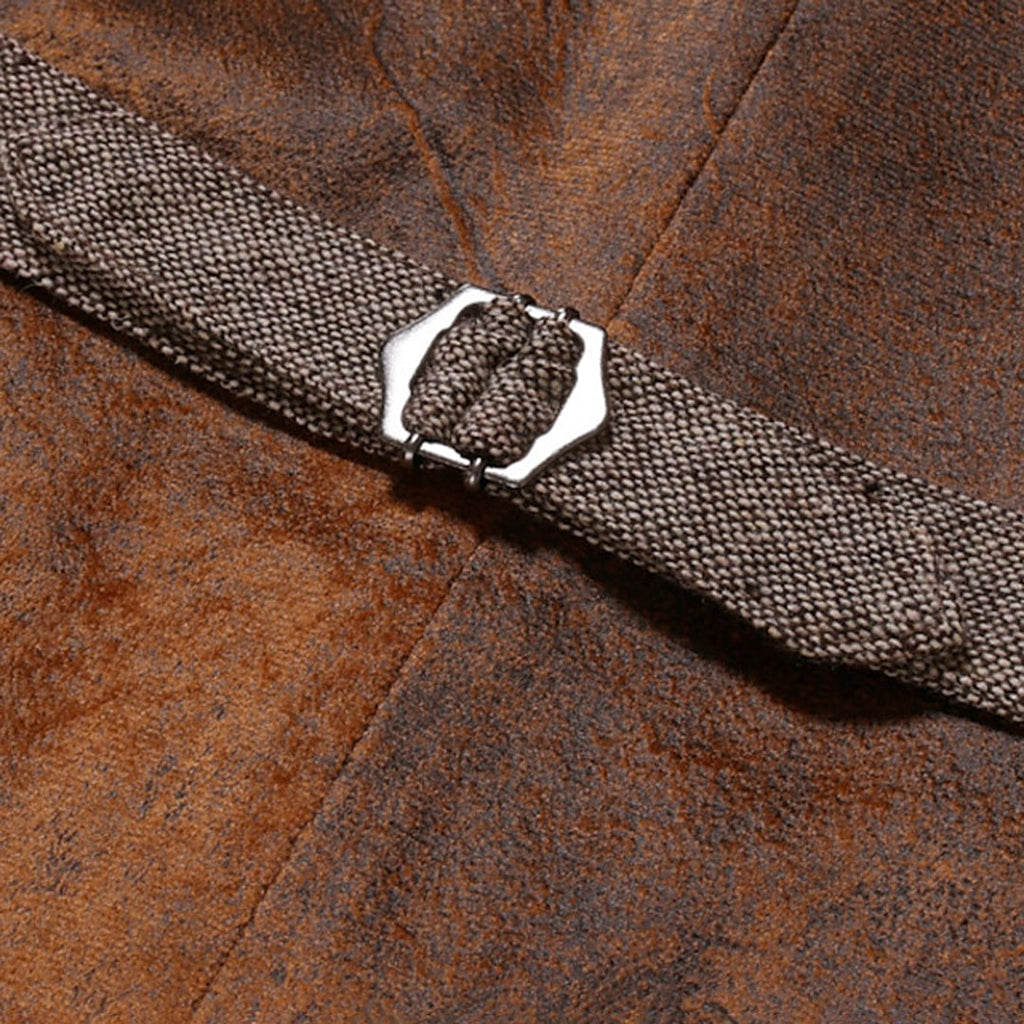 Ceinture en tissu marron avec boucle métallique sur fond en cuir brun, accessoire de mode élégant, style vintage, texture détaillée.