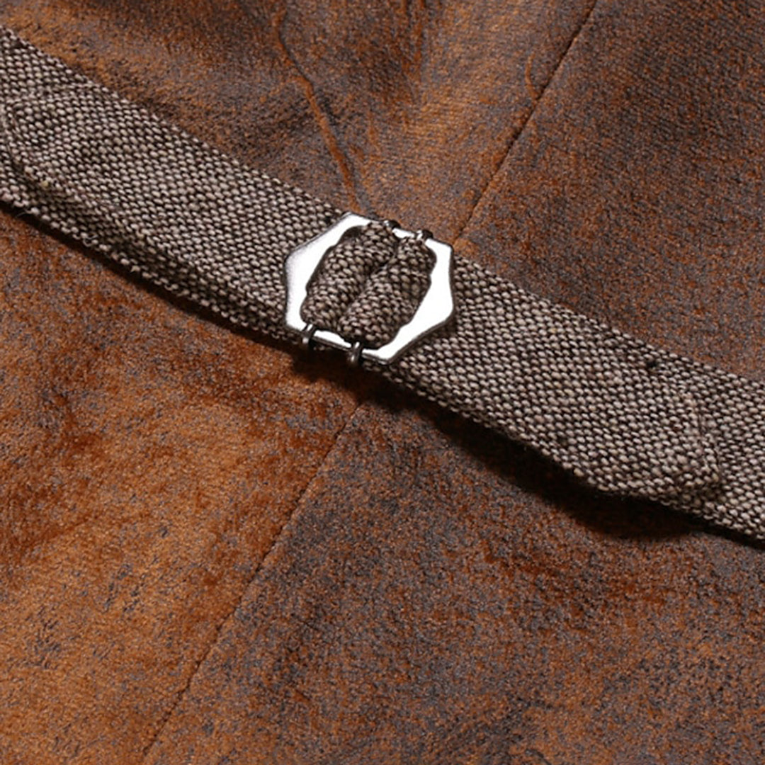 Ceinture en tissu marron avec boucle métallique sur fond en cuir brun, accessoire de mode élégant, style vintage, texture détaillée.