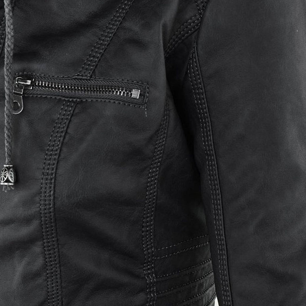Veste en cuir noir avec fermeture éclair, couture détaillée et texture lisse. Mode élégante, vêtement tendance, style urbain.