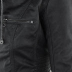 Veste en cuir noir avec fermeture éclair, couture détaillée et texture lisse. Mode élégante, vêtement tendance, style urbain.