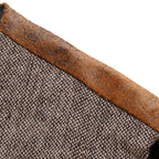 Coin de sac en toile marron avec bordure en cuir vieilli, texture robuste. Accessoire mode vintage, style rétro, matériaux durables.