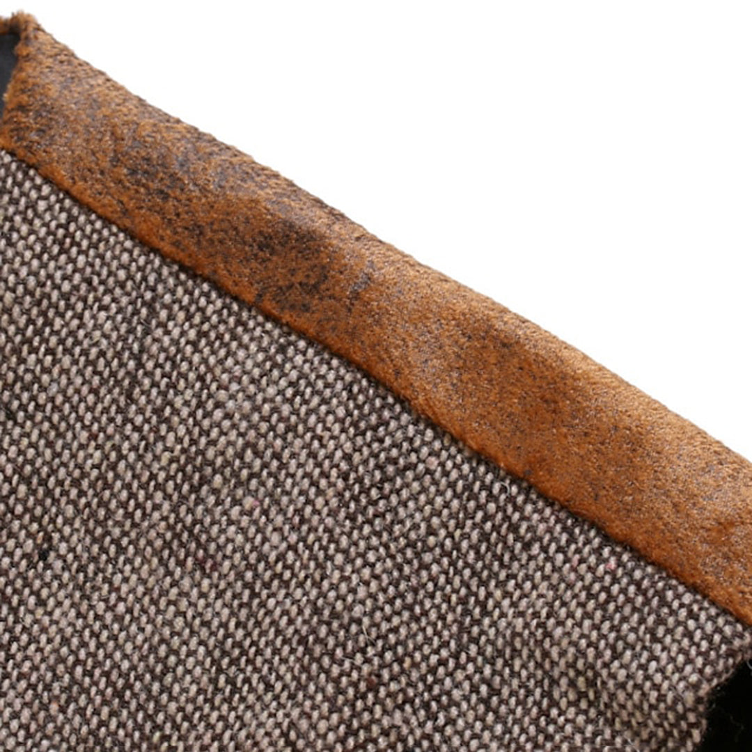 Coin de sac en toile marron avec bordure en cuir vieilli, texture robuste. Accessoire mode vintage, style rétro, matériaux durables.