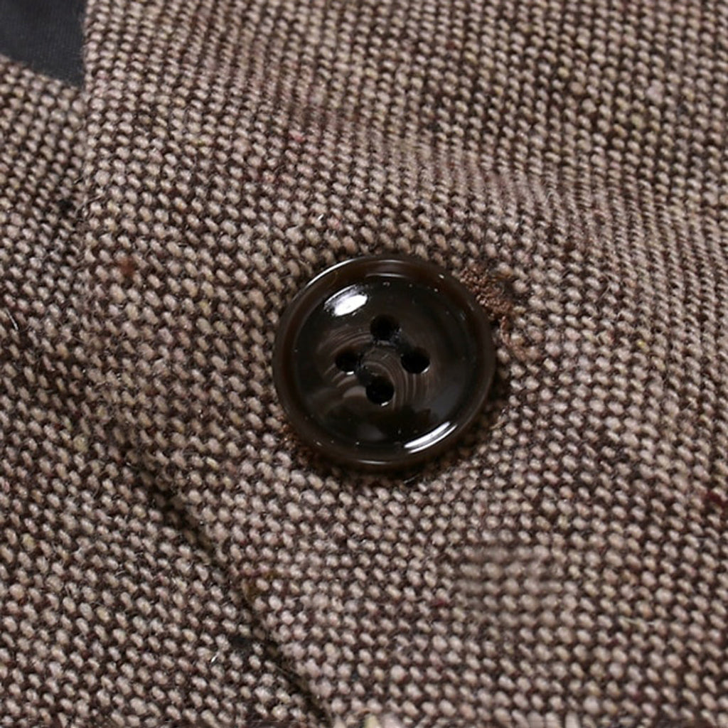 Bouton noir sur veste en tweed marron texturé, gros plan. Mode masculine élégante, détail couture, tissu automne-hiver, style classique.