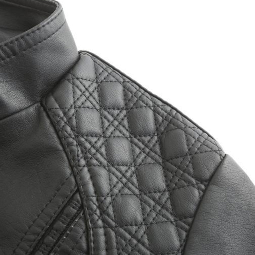 Veste en cuir noir avec motif matelassé sur l'épaule, style moderne et élégant, idéale pour la mode automne-hiver.