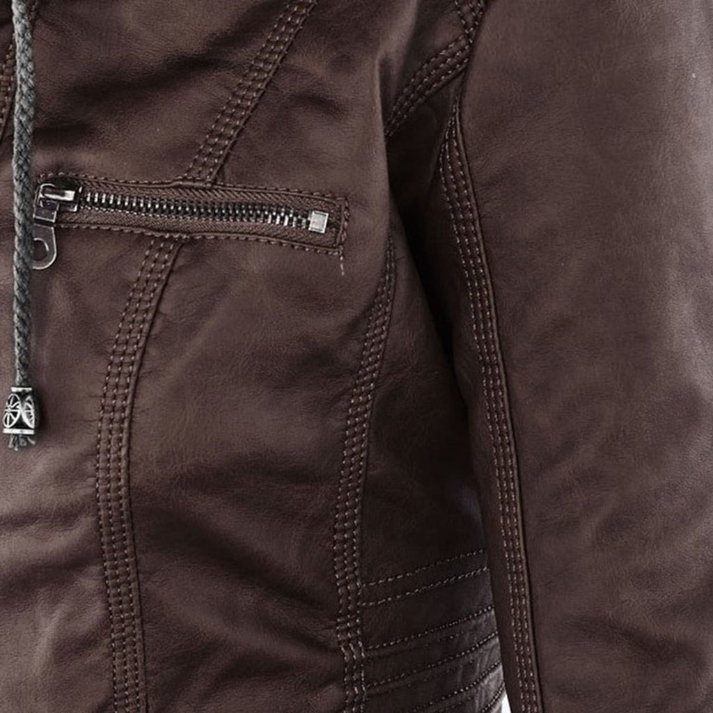 Veste en cuir marron avec fermeture éclair argentée, couture détaillée et texture lisse. Mode homme, vêtement tendance, style élégant.