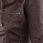 Veste en cuir marron avec fermeture éclair argentée, couture détaillée et texture lisse. Mode homme, vêtement tendance, style élégant.