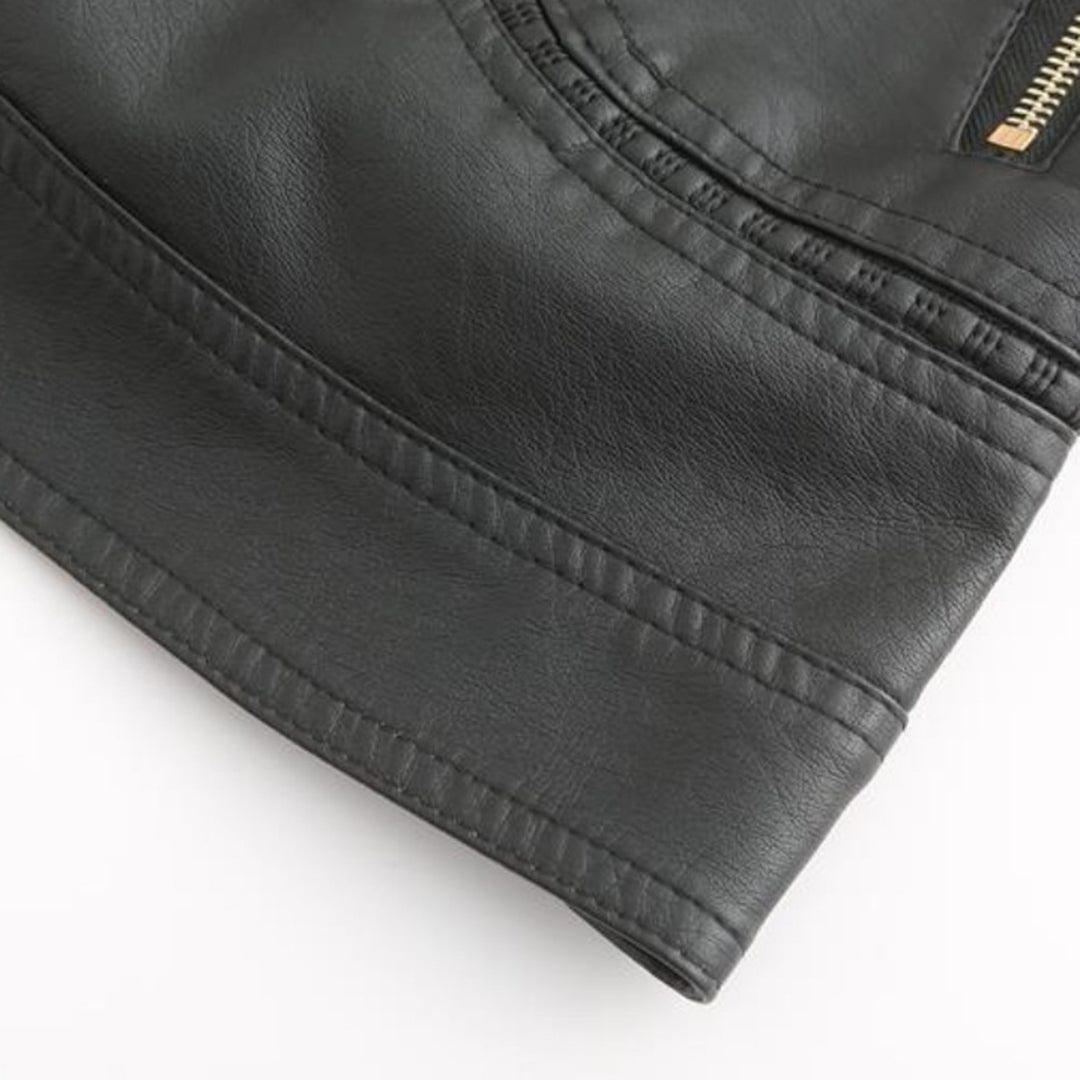 Veste en cuir noir avec fermeture éclair dorée, texture lisse et coutures détaillées, mode élégante et tendance pour homme ou femme.