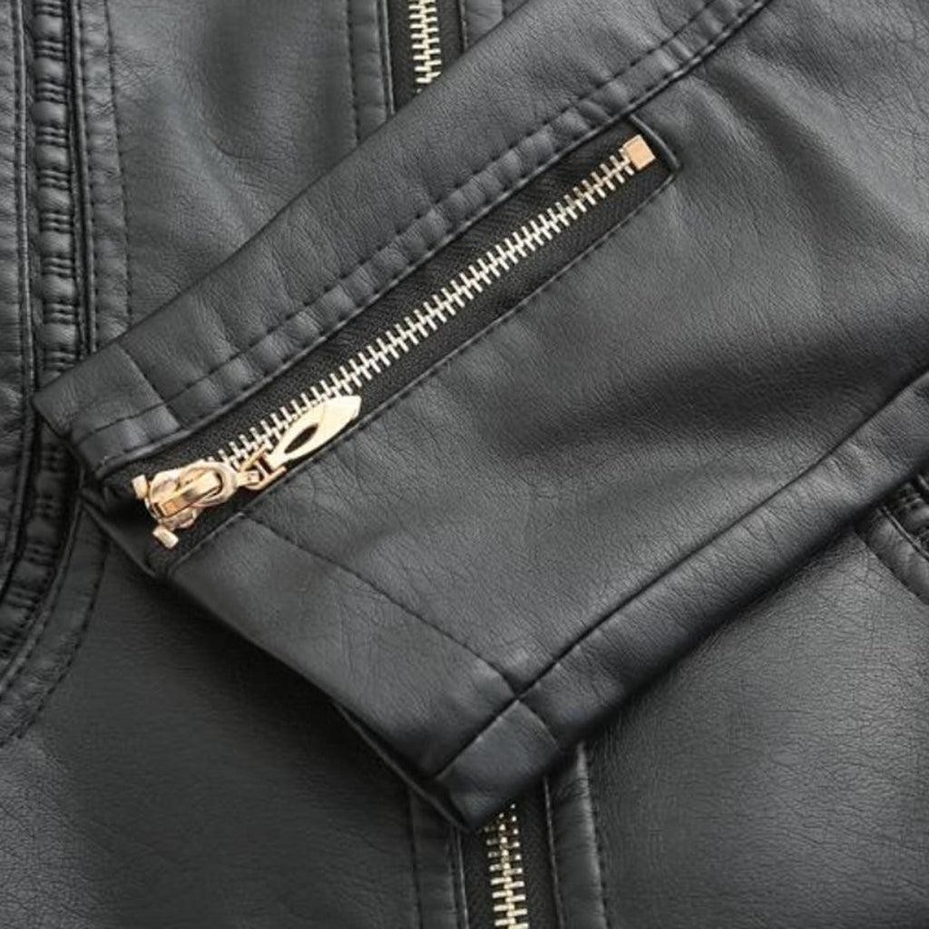 Veste en cuir noir avec fermeture éclair dorée, texture lisse et couture détaillée. Mode élégante, vêtement tendance, style moderne.