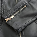 Veste en cuir noir avec fermeture éclair dorée, texture lisse et couture détaillée. Mode élégante, vêtement tendance, style moderne.