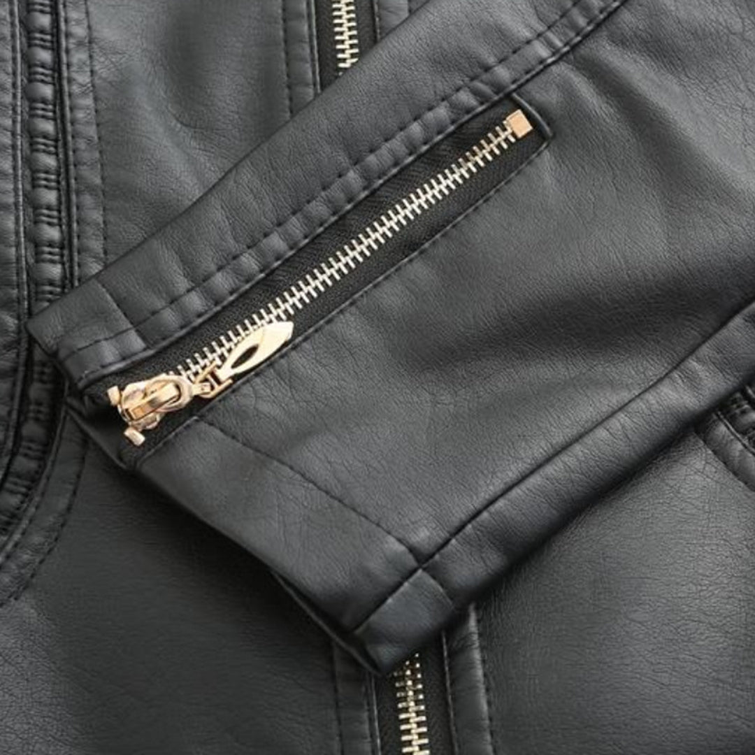 Veste en cuir noir avec fermeture éclair dorée, texture lisse et couture détaillée. Mode élégante, vêtement tendance, style moderne.
