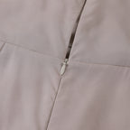 Fermeture éclair sur tissu beige, gros plan. Mode, couture, textile élégant, détail de vêtement, design minimaliste, habillement moderne.