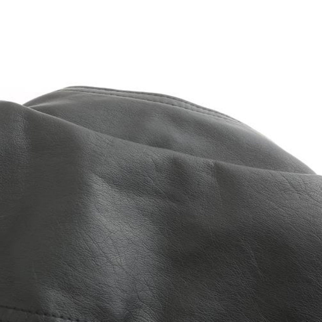 Cuir noir texturé, gros plan. Surface lisse et élégante, idéale pour sacs, vestes ou meubles. Matériau durable et tendance.