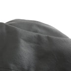 Cuir noir texturé, gros plan. Surface lisse et élégante, idéale pour sacs, vestes ou meubles. Matériau durable et tendance.