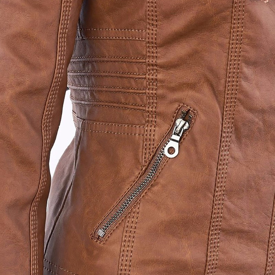 Veste en cuir marron avec fermeture éclair argentée, coutures détaillées et texture lisse. Mode automne, style élégant et tendance.