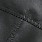 Texture de cuir noir avec coutures visibles, gros plan. Matériau élégant et durable pour vêtements, sacs ou meubles.