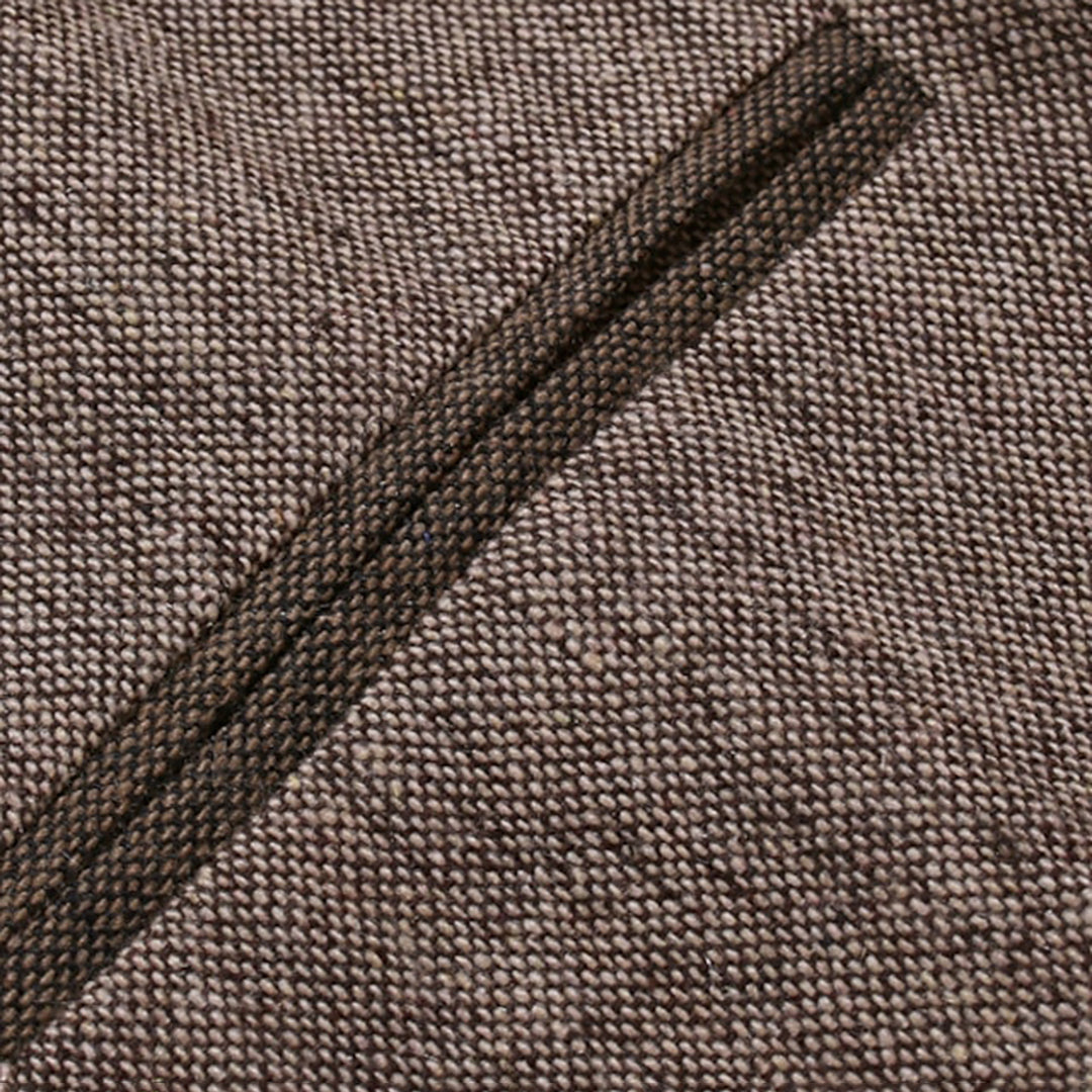 Texture de tissu en laine marron avec motif tissé, gros plan. Idéal pour vêtements d'hiver, décoration intérieure, textile durable.