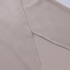 Tissu en satin beige clair, texture lisse et soyeuse, idéal pour la couture de vêtements élégants et luxueux, haute qualité et doux au toucher.