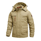 Veste d'hiver beige pour homme avec capuche, poches multiples et fermeture éclair. Idéale pour le froid, style décontracté et fonctionnel.