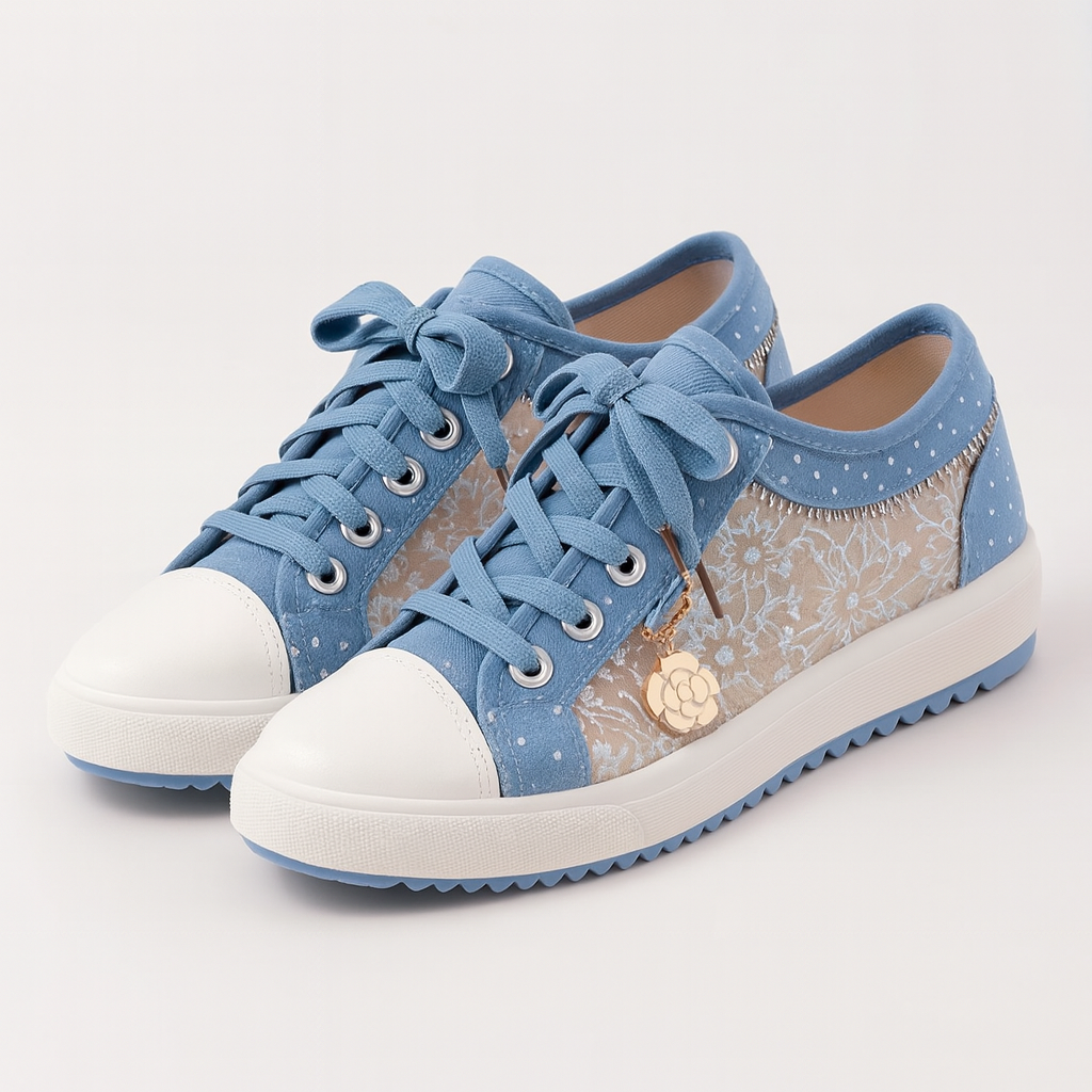Chaussures en dentelle bleue et blanche pour femme, design floral, semelle en caoutchouc, lacets assortis, style décontracté et élégant.