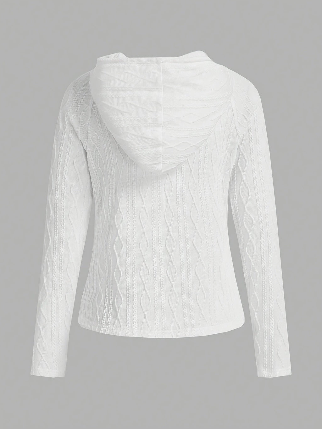 Veste à capuche blanche en tricot torsadé, manches longues, vue de dos. Mode femme, style décontracté, tendance automne-hiver.