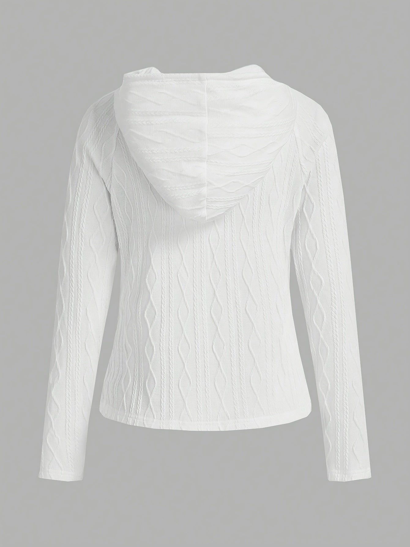 Veste à capuche blanche en tricot torsadé, manches longues, vue de dos. Mode femme, style décontracté, tendance automne-hiver.