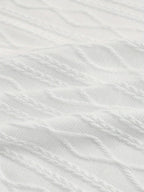 Texture de tissu en tricot torsadé blanc, motif géométrique. Idéal pour mode hiver, vêtements chauds, pulls élégants.