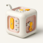 Cube sensoriel pour bébé en plastique blanc avec éléments interactifs jaunes et roses, jouet éducatif pour développement sensoriel et motricité.