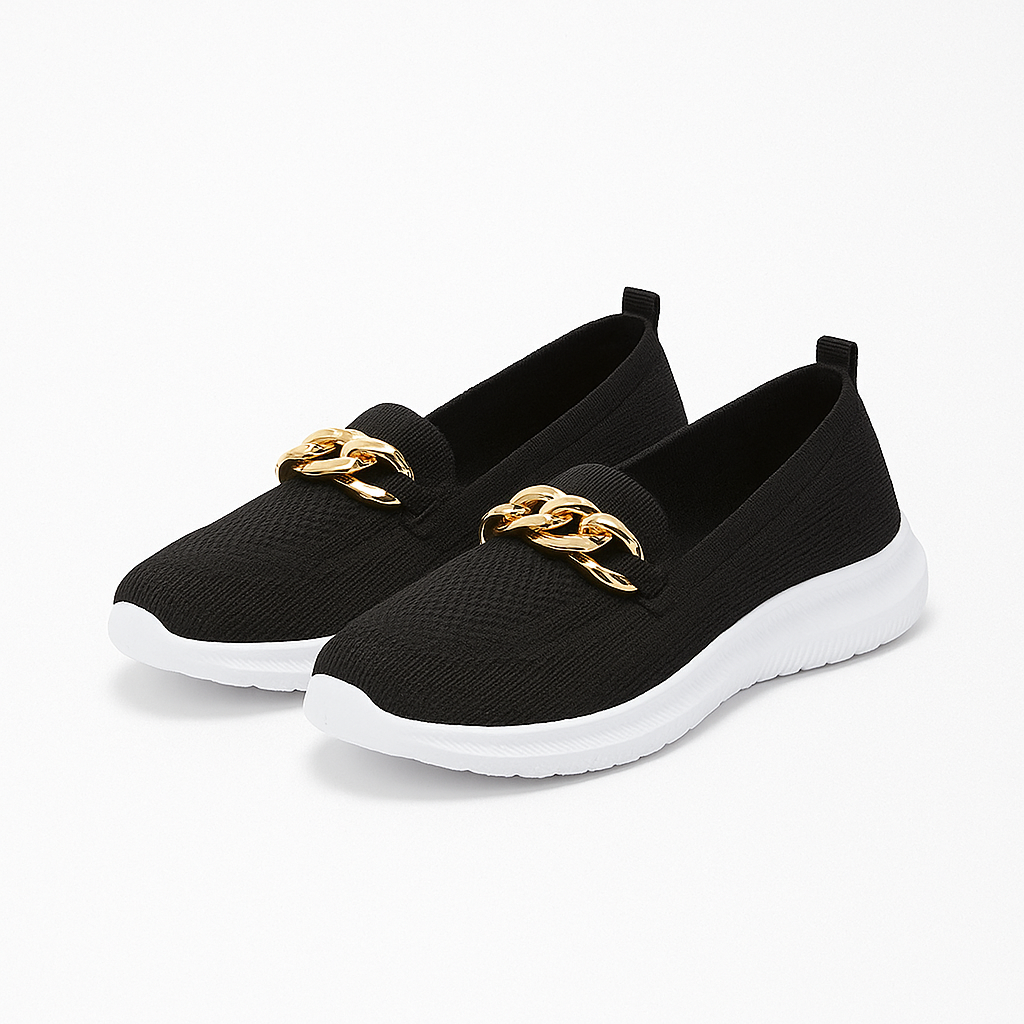 Chaussures noires en maille avec semelle blanche, ornées de chaînes dorées. Baskets élégantes et confortables pour un style moderne et chic.