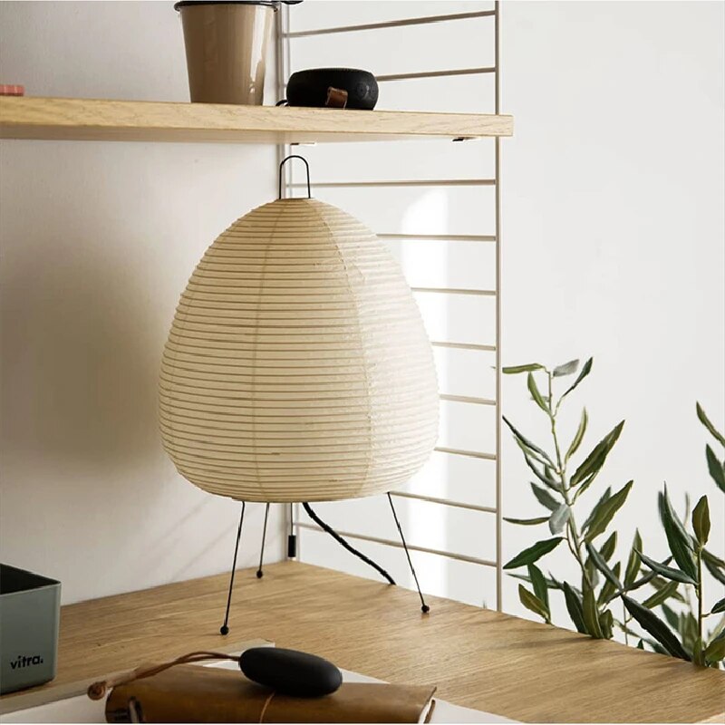 Lampe en papier de riz sur une étagère en bois, design minimaliste, éclairage intérieur moderne, plante verte à côté, décoration scandinave.