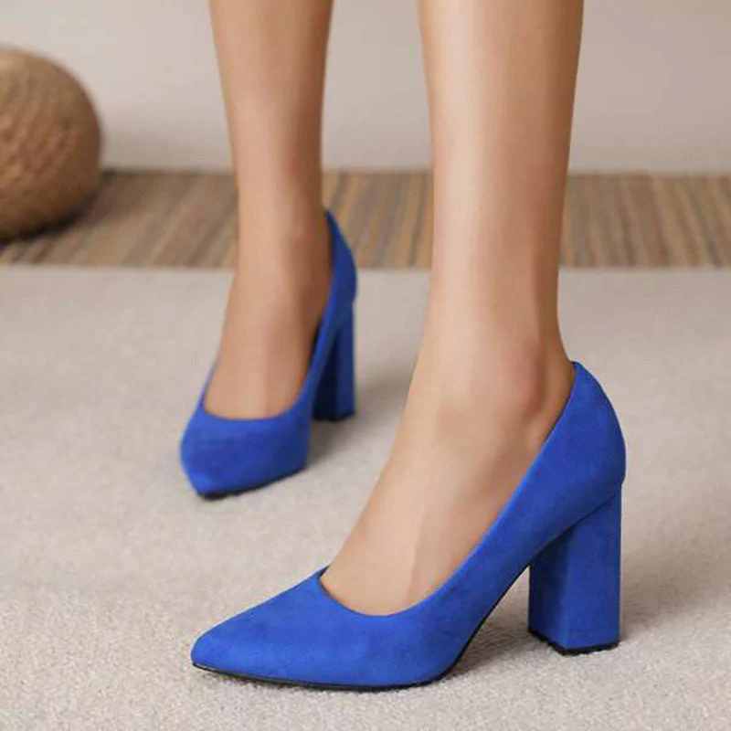 Escarpins bleus à talons hauts carrés sur tapis beige, mode féminine élégante, chaussures tendance pour femmes, style moderne et chic.