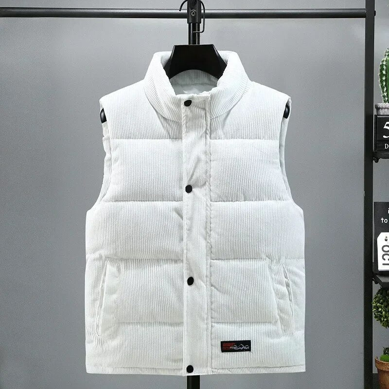 Gilet matelassé blanc sans manches, col montant, boutons noirs, suspendu sur cintre. Mode hiver, vêtement chaud, style décontracté.
