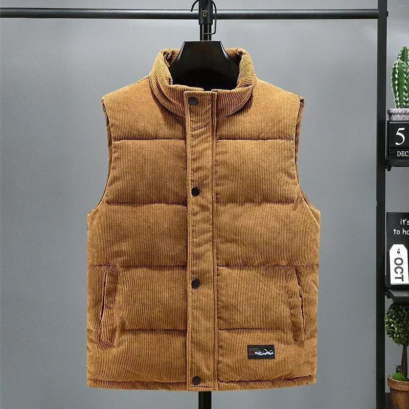 Gilet matelassé marron en velours côtelé suspendu sur cintre, col montant, boutons pression noirs, style hiver, mode homme élégante et chaude.
