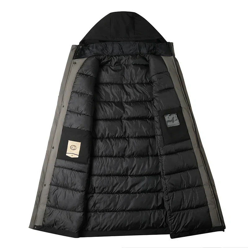 Doudoune noire ouverte avec capuche, intérieur matelassé, étiquette visible, idéale pour l'hiver. Veste chaude et élégante pour homme.