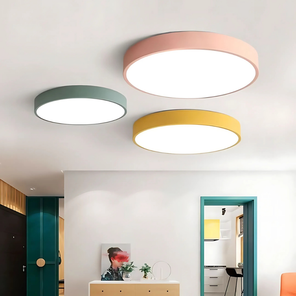 Plafonniers LED modernes colorés dans un salon contemporain, éclairage intérieur design, décoration minimaliste, ambiance chaleureuse et élégante.