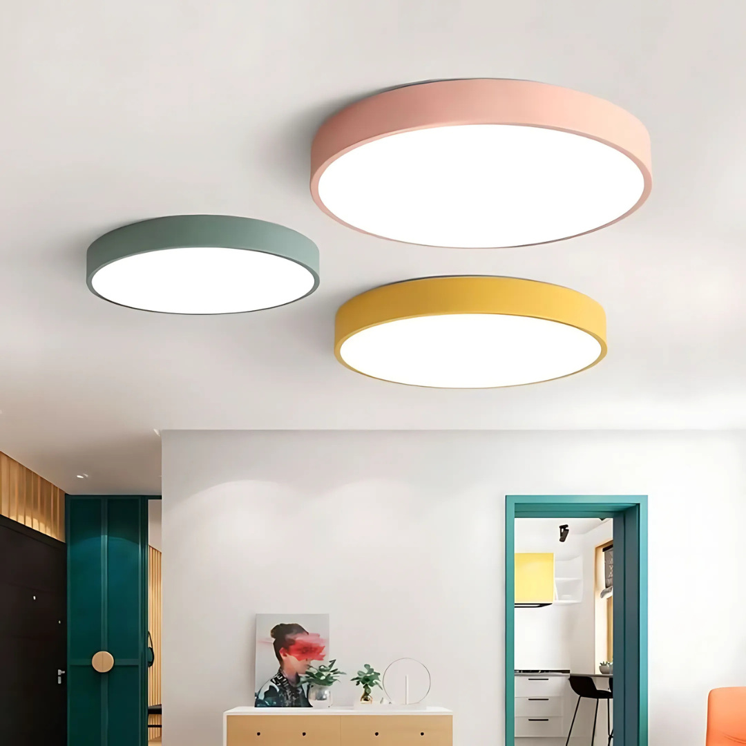 Plafonniers LED modernes colorés dans un salon contemporain, éclairage intérieur design, décoration minimaliste, ambiance chaleureuse et élégante.