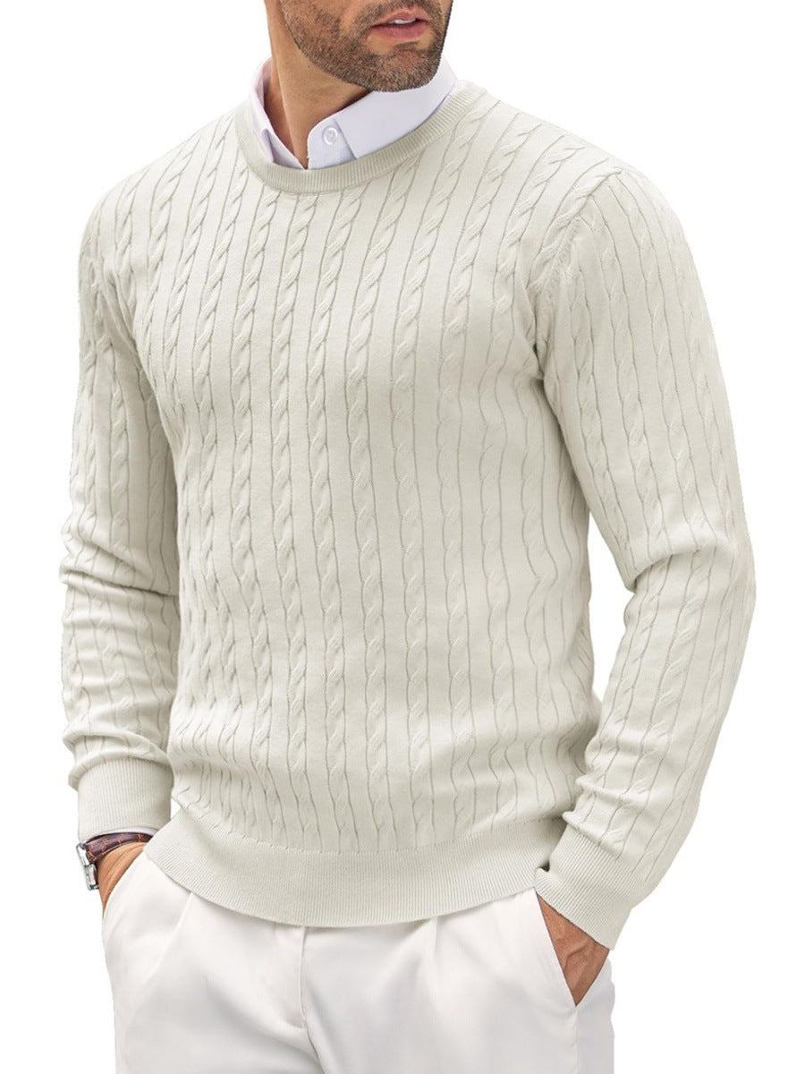 Pull en maille torsadée beige pour homme, élégant et confortable, porté avec une chemise blanche. Mode masculine automne-hiver, style décontracté chic.