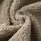 Tissu polaire beige doux et moelleux, texture en peluche, idéal pour couvertures chaudes et vêtements d'hiver confortables.