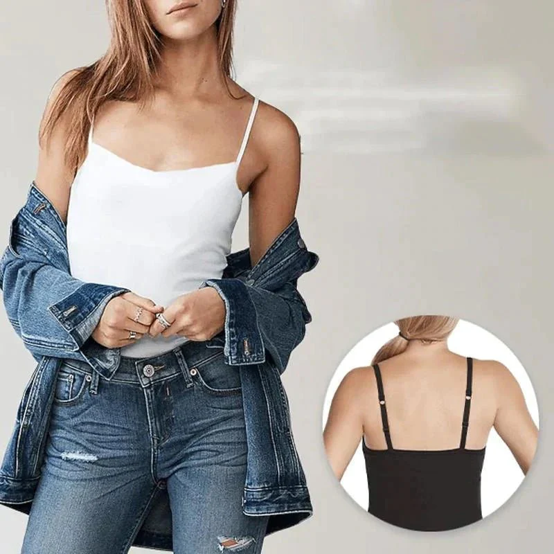 Femme portant un débardeur blanc avec une veste en jean, jeans délavés; insert montrant le dos d'un débardeur noir. Mode décontractée féminine.
