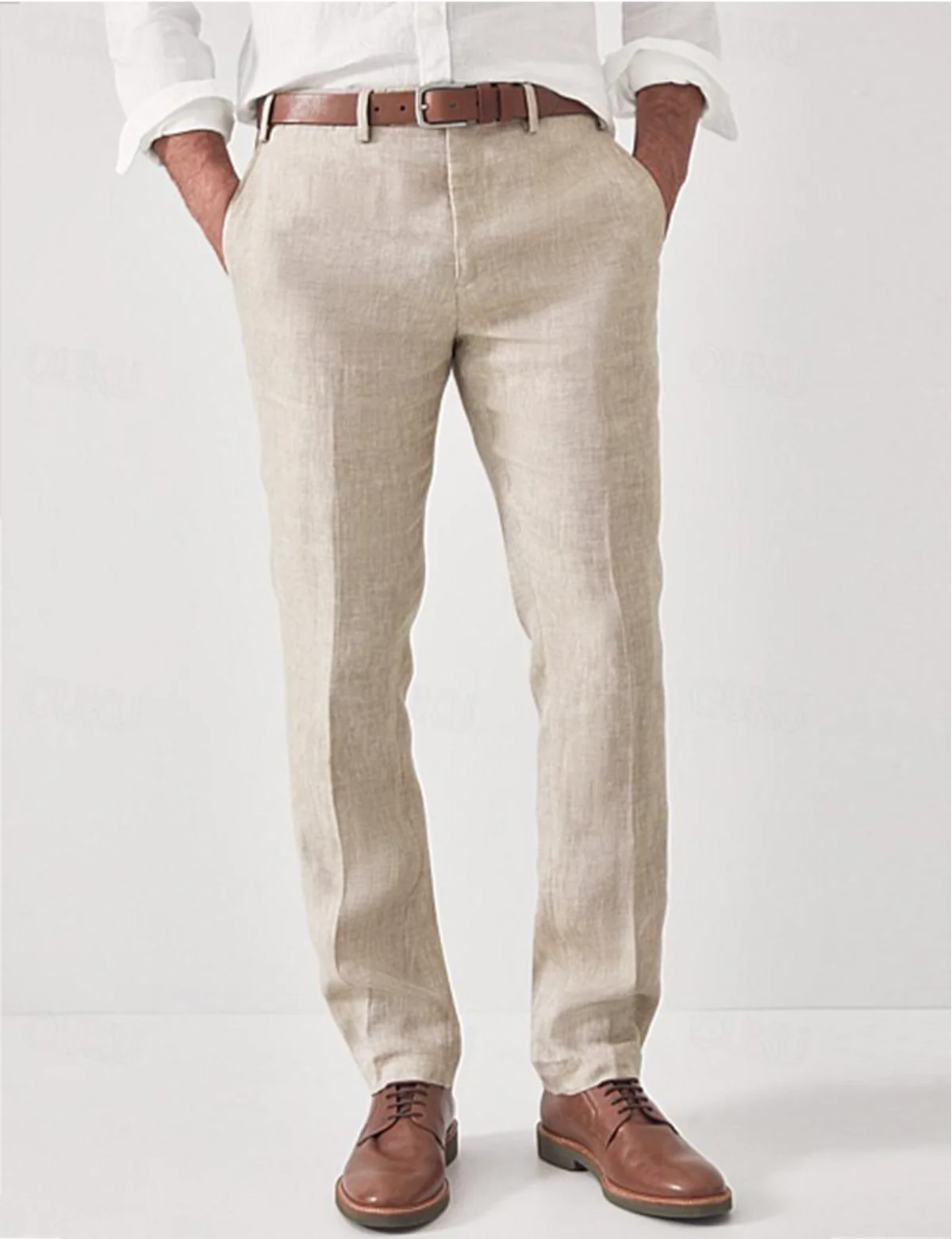 Pantalon en lin beige pour homme, élégant et décontracté, associé à une chemise blanche et des chaussures en cuir marron. Mode masculine chic.