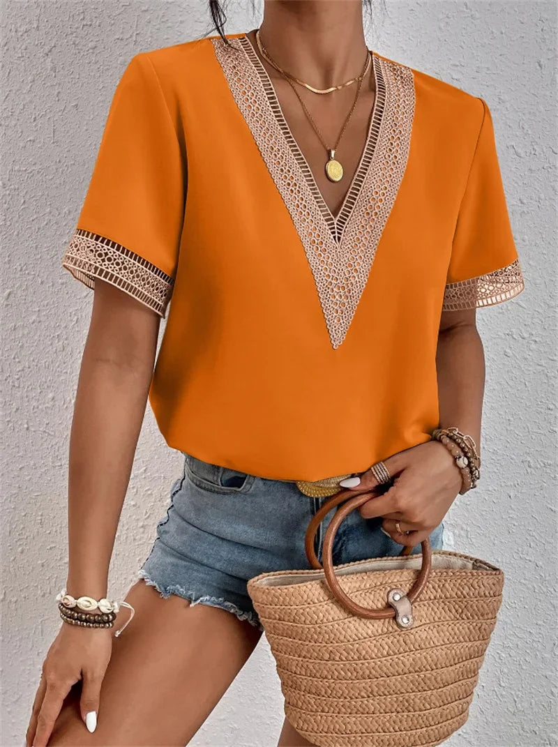 Femme portant un haut orange à col en V avec dentelle, short en jean, et tenant un sac en osier. Mode estivale, tenue décontractée chic.