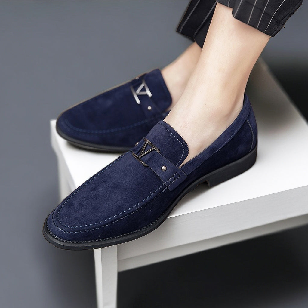 Chaussures mocassins en daim bleu marine pour homme, élégantes et modernes, posées sur une table blanche. Mode masculine, chaussures de luxe.