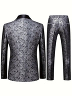 Costume homme élégant en jacquard noir et argent, motif floral, veste et pantalon assortis, mode masculine chic, tenue de soirée formelle.