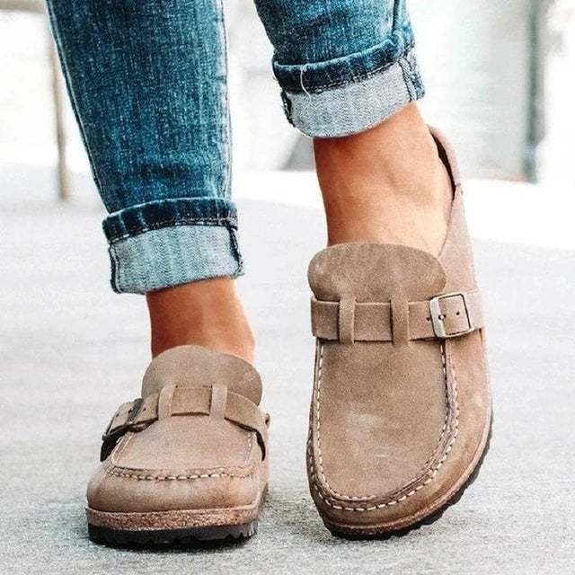 Chaussures mocassins en daim beige avec boucle, portées avec un jean retroussé. Style décontracté, tendance mode automne, confort quotidien.